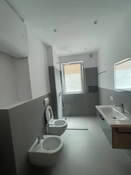 Tirane, jepet me qera apartament 2+1+Ballkon Kati 3, 145 m² 900 € (muharrem butka)