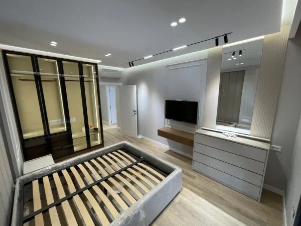 Tirane, jepet me qera apartament 1+1+Aneks+Ballkon Kati 2, 75 m² 850 € 