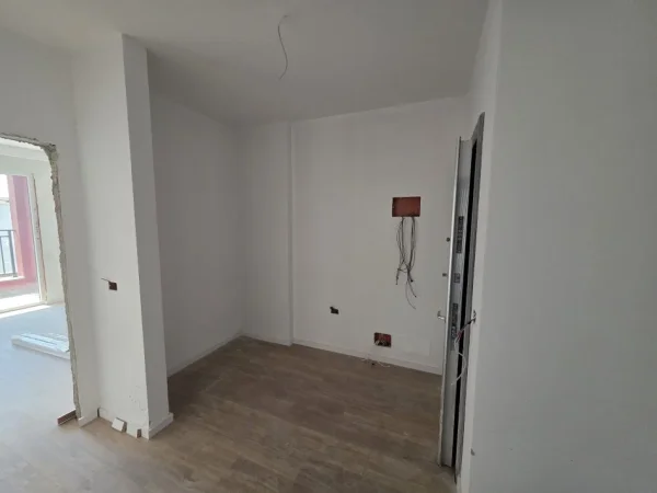 Tirane, shitet apartament 1+1+Ballkon Kati 3, 74 m² 138.000 € (Rruga Reshit Petrela)