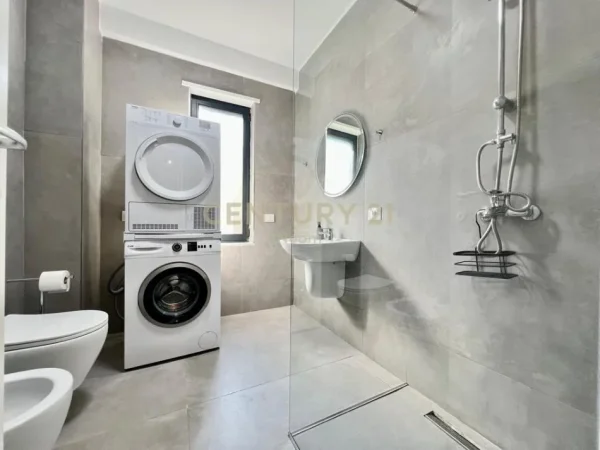 Tirane, jap me qera apartament 2+1+Ballkon , 86 m² 1.300 € (Pazari i Ri)