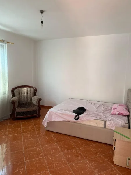 Tirane, jepet me qera 1+1 Kati 0, 301 € (5 Maji)