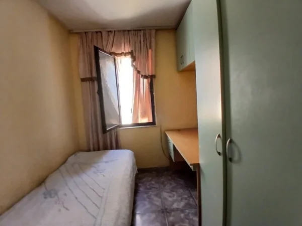 Tirane, jepet me qera apartament 2+1+Ballkon Kati 5, 75 m² 450 € (Myslym shyr)