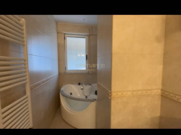 Tirane, jepet me qera apartament 2+1 Kati 7, 100 m² 800 € (Kompleksi Kika 1)