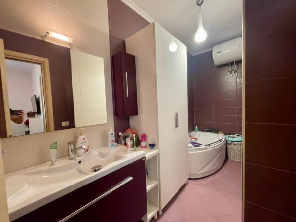 Tirane, jepet me qera apartament 2+1+Ballkon Kati 3, 105 m² 850 € (Don Bosko)
