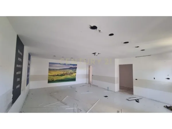 Tirane, jepet me qera ambjent biznesi Kati 0, 2.500 m² 3.000 € (RINAS)