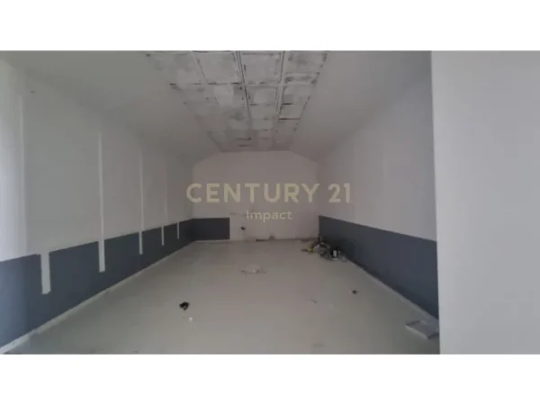 Tirane, jepet me qera ambjent biznesi Kati 0, 2.500 m² 3.000 € (RINAS)