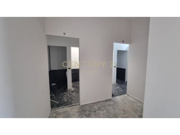Tirane, jepet me qera ambjent biznesi Kati 0, 2.500 m² 3.000 € (RINAS)