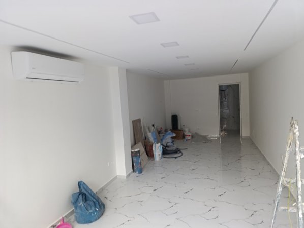 Tirane, jepet me qera ambjent biznesi Kati 1, 40 m² 500 € (ISH Stacioni fundit I TR re)