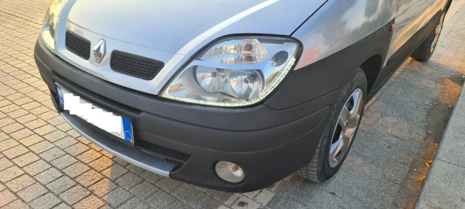 Tirane, shes makine Renault Benzin+Gaz, gri e erret manuale Kondicioner 358 km 2.000 €