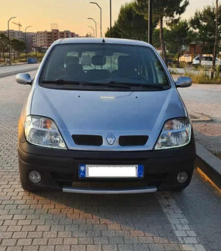 Tirane, shes makine Renault Benzin+Gaz, gri e erret manuale Kondicioner 358 km 2.000 €
