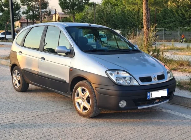 Tirane, shes makine Renault Benzin+Gaz, gri e erret manuale Kondicioner 358 km 2.000 €