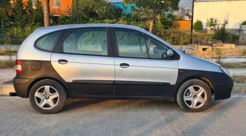 Tirane, shes makine Renault Benzin+Gaz, gri e erret manuale Kondicioner 358 km 2.000 €