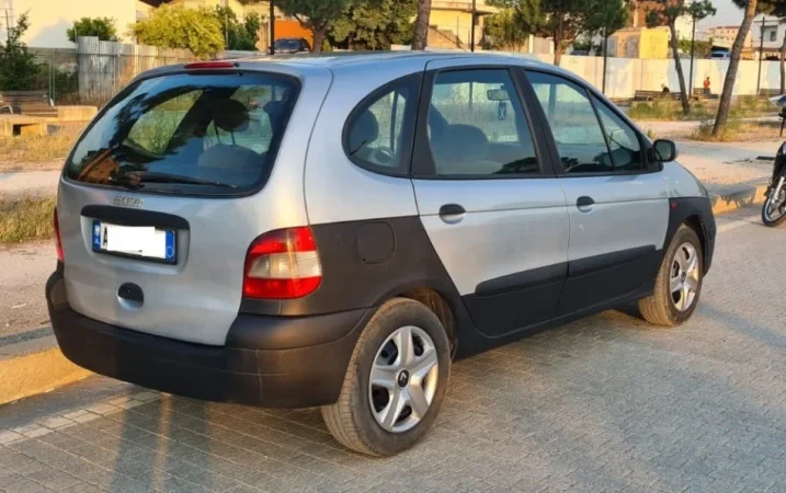 Tirane, shes makine Renault Benzin+Gaz, gri e erret manuale Kondicioner 358 km 2.000 €
