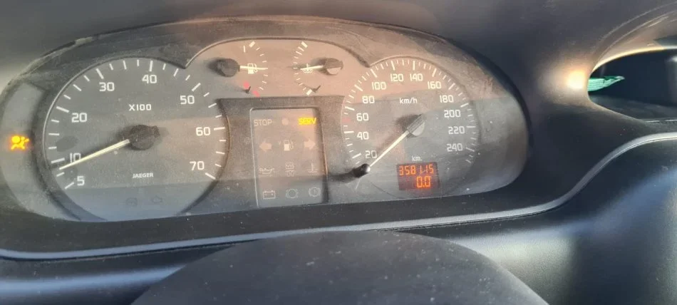 Tirane, shes makine Renault Benzin+Gaz, gri e erret manuale Kondicioner 358 km 2.000 €