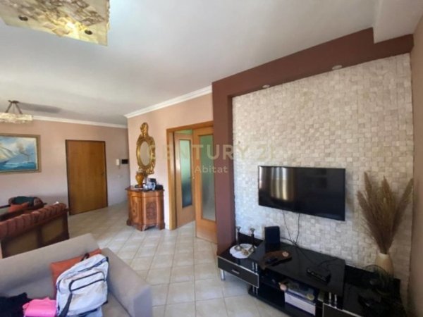 Tirane, jepet me qera apartament 2+1 Kati 10, 140 m² 800 € (RR. E BARRIKADAVE)