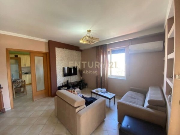 Tirane, jepet me qera apartament 2+1 Kati 10, 140 m² 800 € (RR. E BARRIKADAVE)
