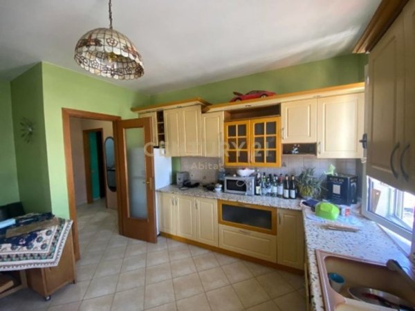 Tirane, jepet me qera apartament 2+1 Kati 10, 140 m² 800 € (RR. E BARRIKADAVE)