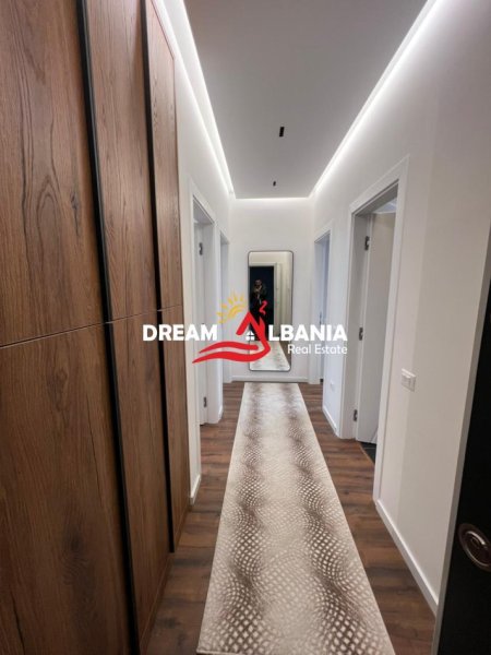 Tirane, jepet me qera apartament 2+1 Kati 3, 124 m² 1.000 € (Farmacia 10 ne Kompleksin Arlis)