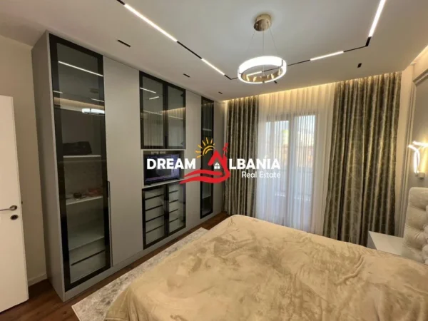 Tirane, jepet me qera apartament 2+1 Kati 3, 124 m² 1.000 € (Farmacia 10 ne Kompleksin Arlis)