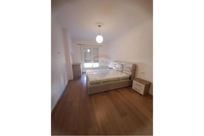Tirane, jepet me qera apartament 1+1 , 500 € (Vila L)