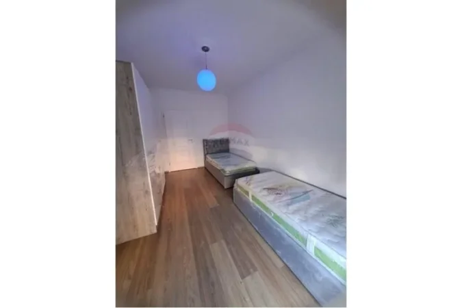 Tirane, jepet me qera apartament 1+1 , 500 € (Vila L)