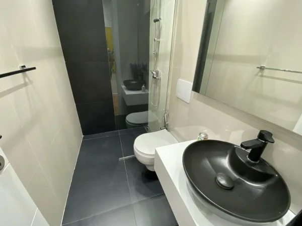 Tirane, jepet me qera apartament 2+1 Kati 7, 100 m² 1.000 € (bllok)