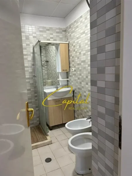 Tirane, jepet me qera apartament 2+1 Kati 4, 110 m² 650 € (RRUGA E DURRESIT)