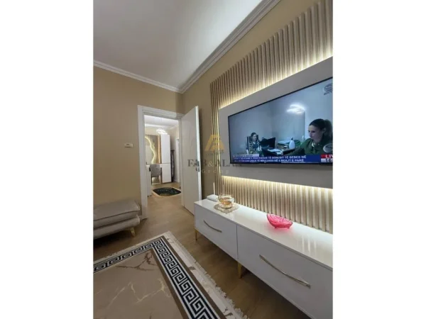 Tirane, shitet apartament 1+1 Kati 3, 54 m² 110.000 € (Porcelan, mbrapa UET)