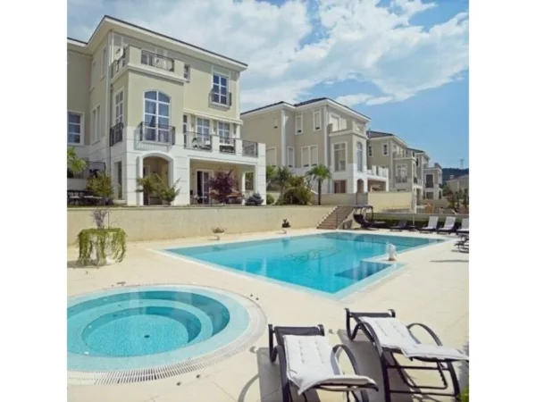 Tirane, shitet Vile , 761 m² 130.743.700 € 