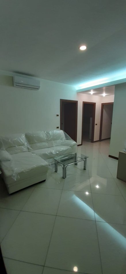 Tirane, jepet me qera Vile 1+1+Ballkon Kati 3, 75 m² 460 € (Ish Kinostudio/Rruga Aleksander Moisiu)