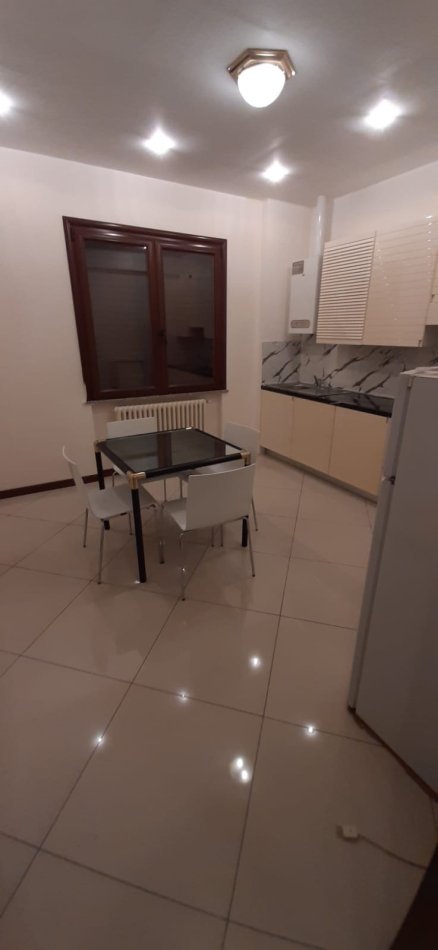 Tirane, jepet me qera Vile 1+1+Ballkon Kati 3, 75 m² 460 € (Ish Kinostudio/Rruga Aleksander Moisiu)