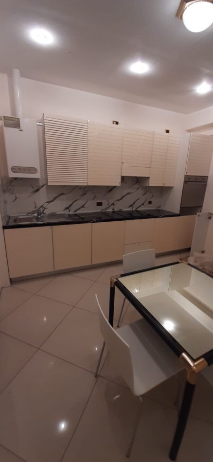 Tirane, jepet me qera Vile 1+1+Ballkon Kati 3, 75 m² 460 € (Ish Kinostudio/Rruga Aleksander Moisiu)