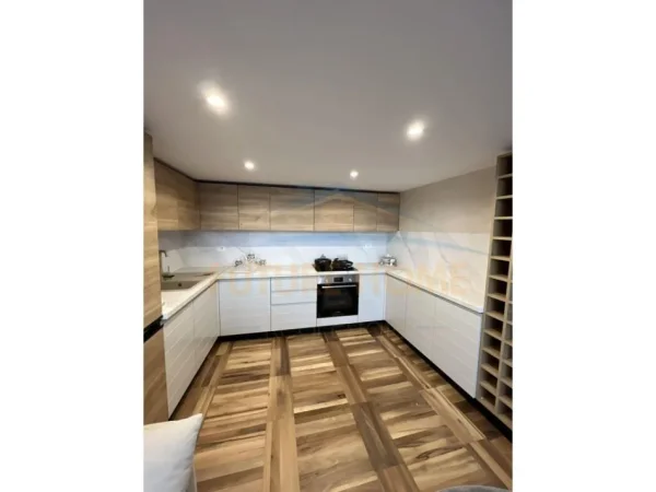 Tirane, jepet me qera apartament duplex 1+1 Kati 1, 80 m² 750 € (LIQENI THATE)   UNA36771