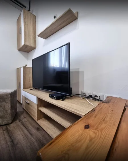 Tirane, jepet me qera apartament 2+1+Ballkon Kati 4, 690 € 