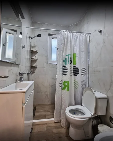 Tirane, jepet me qera apartament 2+1+Ballkon Kati 4, 690 € 