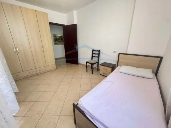 Tirane, jepet me qera apartament 2+1 Kati 4, 95 m² 400 € (VILA L)   UNA54756