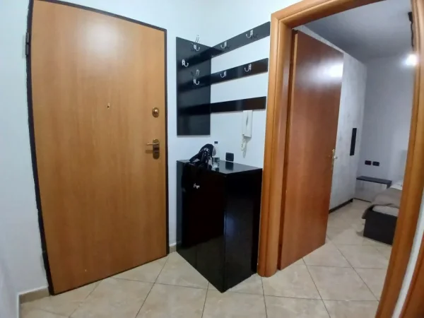 Tirane, jepet me qera apartament 1+1+Ballkon Kati 2, 65 m² 550 € (Qender)