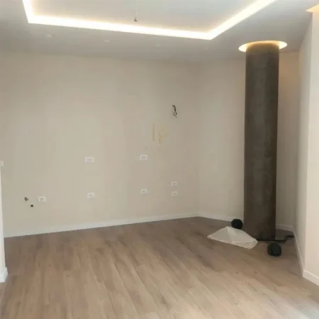 Tirane, jepet me qera ambjent biznesi Kati 3, 114 m² 1.300 € (Komuna e Parisit)