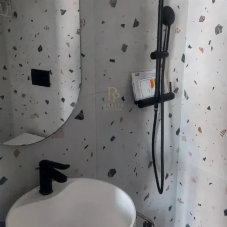 Tirane, jepet me qera ambjent biznesi Kati 3, 114 m² 1.300 € (Komuna e Parisit)