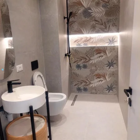 Tirane, jepet me qera ambjent biznesi Kati 3, 114 m² 1.300 € (Komuna e Parisit)