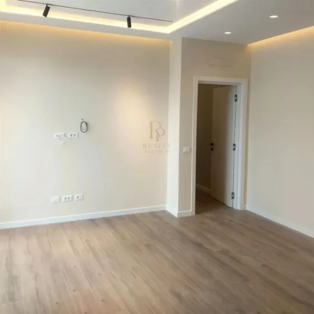 Tirane, jepet me qera ambjent biznesi Kati 3, 114 m² 1.300 € (Komuna e Parisit)