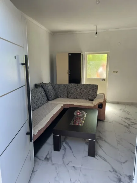 Tirane, jepet me qera shtepi 1+1 Kati 0, 1 m² (Rruga Azem Hajdari, Bathore)