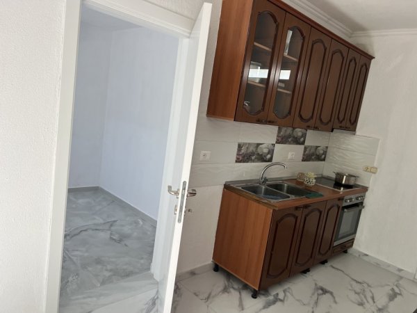 Tirane, jepet me qera shtepi 1+1 Kati 0, 1 m² (Rruga Azem Hajdari, Bathore)
