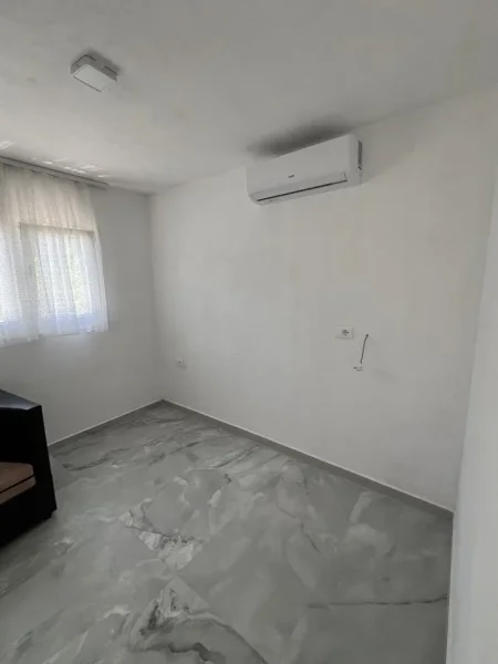 Tirane, jepet me qera shtepi 1+1 Kati 0, 1 m² (Rruga Azem Hajdari, Bathore)