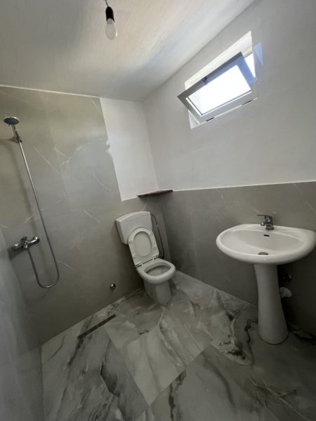 Tirane, jepet me qera shtepi 1+1 Kati 0, 1 m² (Rruga Azem Hajdari, Bathore)