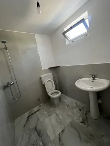 Tirane, jepet me qera shtepi 1+1 Kati 0, 1 m² (Rruga Azem Hajdari, Bathore)