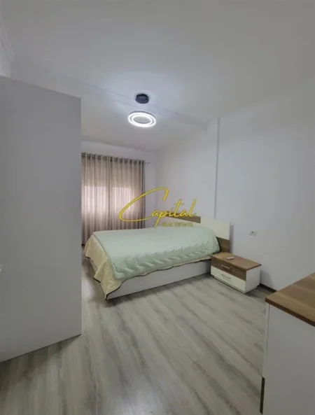 Tirane, jepet me qera apartament 1+1 Kati 4, 75 m² 600 € (OXHAKU)
