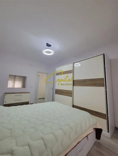 Tirane, jepet me qera apartament 1+1 Kati 4, 75 m² 600 € (OXHAKU)