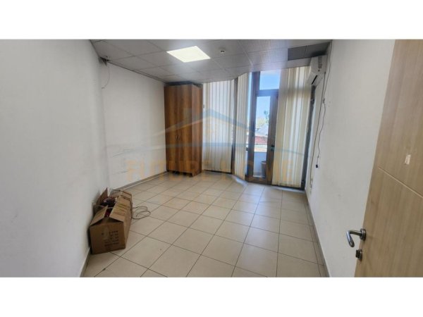 Tirane, jepet me qera ambjent biznesi Kati 4, 200 m² 2.400 € 