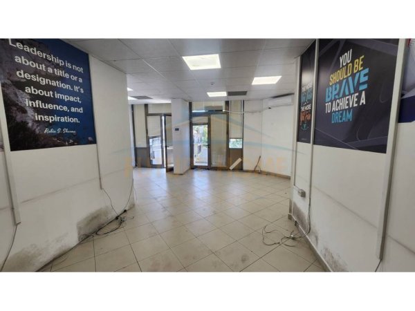Tirane, jepet me qera ambjent biznesi Kati 4, 200 m² 2.400 € 